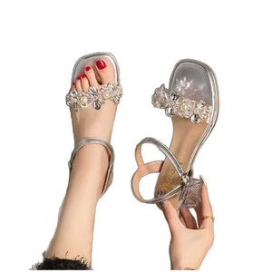 Sandalias de tacón de bloque con estampado de leopardo de cuero genuino de diseñador 2025 al por mayor para mujer, con punta dividida y cierre de botón, directamente de fábrica. - Product Image 5