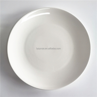 Assiette nordique en céramique de forme carrée irrégulière en porcelaine blanche de restaurant