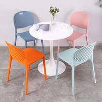 Chaise de salle à manger en plastique polypropylène à trou empilable, chaise de Restaurant Pp, chaise de jardin d'extérieur, chaise de balcon