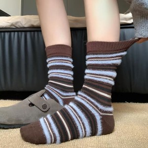 Automne hiver Style coréen mi-mollet rayé en peluche chaussettes pour femmes décontracté équipage chaussettes anti-dérapant chaud chaussettes polyvalent pour un usage quotidien - Product Image 1
