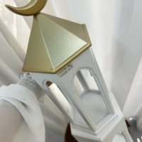 Décoration islamique du Ramadan, ornement de minaret de mosquée en bois de 74 cm, design creux en arc blanc et or pour la décoration de la fête de l'Aïd al-Fitr