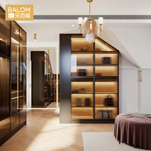 Armadio su Misura BALOM per Soffitti Inclinati con Porte in Vetro Scanalato, Illuminazione LED, Cabina Armadio Moderna e Lussuosa per Soffitta - Product Image 2