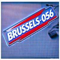 Autocollant de voiture EL pour équipes de course et clubs automobiles. Haute luminosité, ultra-fin. Logos personnalisés, noms de clubs et dates d'événements. Brille dans la nuit