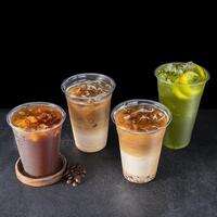Gobelet en plastique personnalisé avec logo imprimé, jetable, pour café glacé, en PET/PP, faible MOQ, avec couvercles et pailles