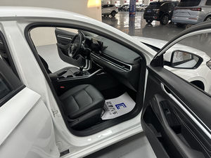 Carro Usado Geely Automobile Emgrand modelo 2023, Edição Campeã de Quarta Geração, modelo de luxo manual 1.5L - Product Image 3