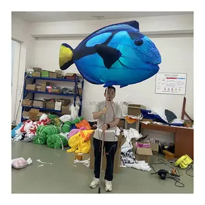 Gigante inflable azul grúa pez marioneta inflable pez tropical modelo globo para el rendimiento del desfile marino