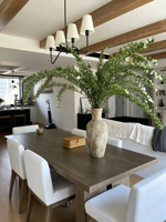 Table à manger rectangulaire en chêne, style luxe discret et minimaliste, avec base en bois massif, idéale pour les projets de villas haut de gamme