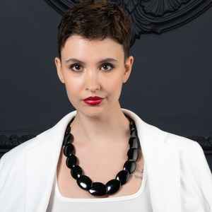 Collier en résine avec pendentif artistique audacieux, bijoux légers créés pour un style tendance et des occasions spéciales - Product Image 4