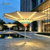 Parasol de designer en forme de pétale imprimé, résistant aux UV, pour hôtellerie, resort, terrasse de piscine, patio, modèle Tulip