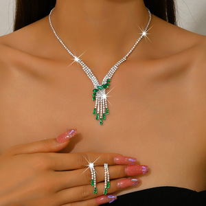 <span class=keywords><strong>Set</strong></span> di Gioielli di Lusso per Donna con Cristalli, Collana con Ciondolo a Nappa e Orecchini Pendenti, Bracciale per Serate di Gala e Concorsi di Bellezza - Product Image 1