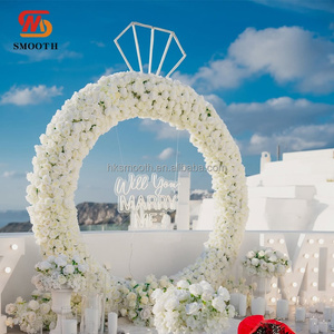 Arco de Flores de Rosas Blancas Lisas con Forma de Anillo y Diamantes Iluminados para Decoración de Fondo en Propuesta de Matrimonio - Product Image 1