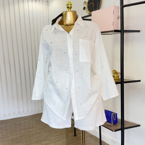 <span class=keywords><strong>Ensemble</strong></span> deux pièces d'été décontracté pour <span class=keywords><strong>femme</strong></span> : chemise unie à col rabattu clouté et manches longues ajustables, et short à taille élastique - Product Image 4