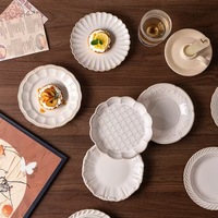 Assiette en céramique élégante à motifs floraux en relief pour servir gâteaux et desserts, thé de l'après-midi, repas au café et décoration de fête de mariage