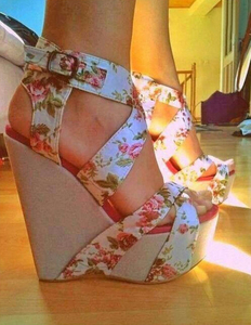 Sandalias Cómodas con Tacón Inclinado y Estampado de Seda, Estilo Europeo y Americano 2024, Zapatos de Tacón Alto con Plataforma Colorida - Product Image 2