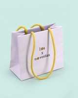 Sac à provisions en papier d'art avec logo personnalisé emballage en gros sac en papier kraft avec logo en relief pour vêtement