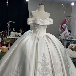 Hz009 Impresionante Vestido de Novia Moderno de Satén Duquesa con Cuello Retrato Color Marfil, Cintura Estilo Vichy y Apliques de Encaje Barroco Plateado - Product Image 3