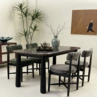 Moderner Minimalistischer/Antiker Eichen-Esstisch mit Stühlen, Perfekt für den Heimgebrauch oder ein Esszimmer mit Cremefarbener Ästhetik