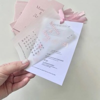 Invitation de mariage personnalisée en papier fait main à bords festonnés, avec ruban blanc et sceau de cire doré, imprimée en typographie