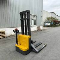 Gerbeur électrique autopropulsé de 1,5 tonne avec fonction de levage initial pour la montée de rampes et le passage sur terrains accidentés, idéal pour l'utilisation en entrepôt, durable