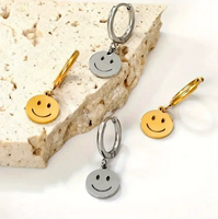 Boucles d'oreilles créoles pendantes Smiley Face avec breloques cœur et visage souriant