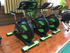 Vélo de spinning commercial avec volant d'inertie lourd de 24 kg, vélo de spinning d'intérieur professionnel à entraînement par courroie pour salle de sport avec capacité de charge de 180 kg - Product Image 6