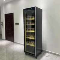 Réfrigérateur à boissons élégant à porte unique, vitrine verticale en verre double vitrage, avec roulettes pivotantes et freins, refroidissement par air