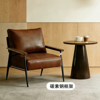 Chaise d'appoint rétro de style mid-century, avec dossier rembourré en cuir résistant aux taches, accoudoirs en bois massif et pieds en métal, idéale pour café