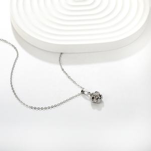 Collar de Acero Inoxidable con Colgante de Flor de Rosa, Chapado en Oro de 18K PVD, Bonito Collar con Cadena de Eslabones con Patrón Floral para Mujer, Regalo - Product Image 3