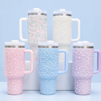 Mug isotherme de 40 onces avec perles, couvercle transparent à clapet et paille, finition blanche ornée de pierres, idéal pour les articles promotionnels de mariage