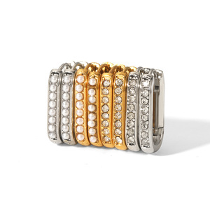 Pendientes tipo huggie en forma de U con incrustaciones de circonita, acero inoxidable chapado en oro de 18K para mujer, uso diario. - Product Image 5