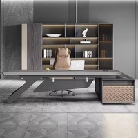 Bureau de direction avec base asymétrique, plateau en bois grainé, bureau d'angle pour manager, table de patron avec armoire de rangement, bureau moderne