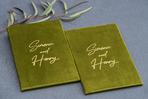 Porta Menús de Gamuza Personalizados para Brunch de Boda o Porta Certificados de Terciopelo y Carpeta para Menús - Product Image 6