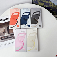 Funda con correa y soporte magnético para iPhone 17 Pro Max, con botón AI y carga inalámbrica, diseño original 1:1 con logo Beats y tacto suave.