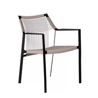Ensemble de salon minimaliste créatif en rotin pour l'extérieur avec petite table basse, mobilier de patio tressé design pour balcon