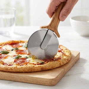 Cortador de rueda de <span class=keywords><strong>Pizza</strong></span> de acero inoxidable con mango de madera de oliva con logotipo personalizado de Casa Natural para amantes de la <span class=keywords><strong>Pizza</strong></span> - Product Image 1