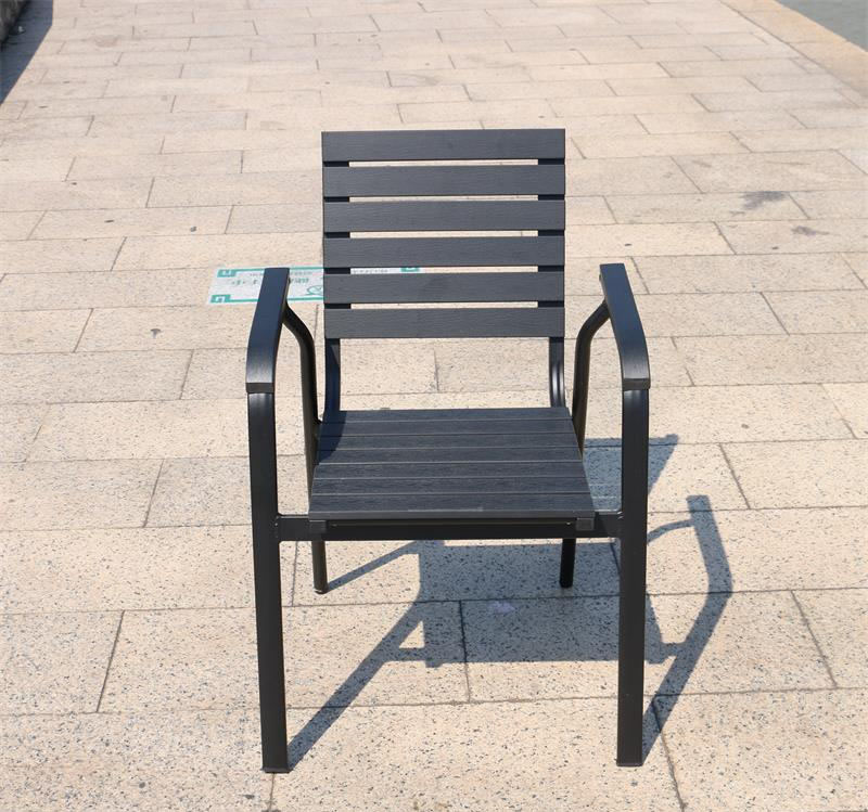 Silla de madera de plástico con reposabrazos planos