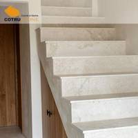 Escalier en marbre travertin poli sur mesure Cotrustone, dalles et marches pour hôtel, villa, design intérieur