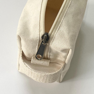 Borsa per il Trucco Personalizzabile in Tela Riciclata Ecologica, Organizer da Viaggio Riutilizzabile per Articoli da Toeletta con Cerniera e Manico - Product Image 5