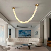 Modèle de salle d'exposition de café et de bar de créateur avec fenêtre à hauteur réglable Lustre en albâtre Magasin de vêtements Collier de perles