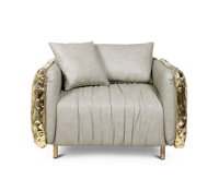 Fauteuil moderne artisanal en cuir avec accents en laiton martelé, élégance irréprochable
