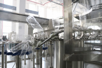 Remplissage, scellage, étiquetage et emballage d'eau potable en bouteille entièrement automatisés Machines de ligne de production entière