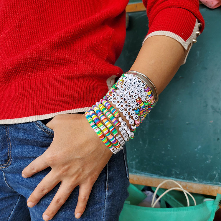 TOFBS Set 14 Braccialetti Elastici In Argilla Polimerica Con Croce, Perline Colorate Arcobaleno E Dettagli Oro, Gioielli Estivi Per Donna E Ragazza