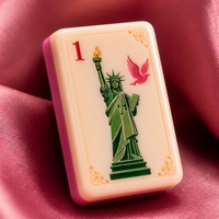 Nouvel ensemble de Mahjong américain de luxe moderne rose 2026, tuiles de Mahjong brillantes à dos rose avec motifs gravés détaillés et colorés