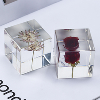 Presse-papiers artisanal en résine époxy transparente avec cube de scorpion véritable et fleur de pissenlit véritable en résine