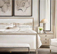 Lit plateforme king-size en bois massif capitonné, mobilier de chambre sur mesure