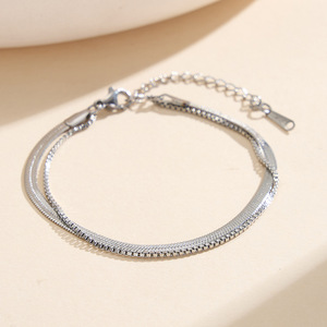 Venta al por mayor de fábrica: Tobillera de moda bohemia de acero inoxidable con cadena de serpiente de doble capa y cadena de caja, chapada en oro de 18 quilates para mujer, para uso diario. - Product Image 5