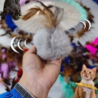 Niedliche Katzenspielzeuge - Feiertags- und Weihnachts-Katzenspielzeug: Flauschiger Rasselball mit Feder und Quietschendem Hühnchen für Hauskatzen