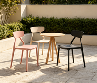 Chaise de salle à manger moderne en plastique de qualité supérieure avec design ergonomique, empilable et imperméable pour les écoles et les centres de formation