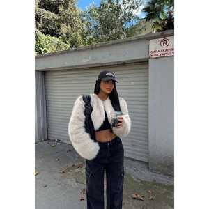 Manteau long en fourrure de lapin crème et laine enduite de soie à poils courts avec motif imprimé, fermeture à simple boutonnage et ceinture - Product Image 5