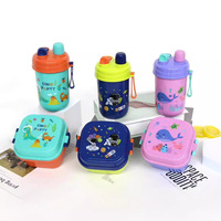 Boîte à lunch et gourde pour enfants motif dessin animé, en plastique, avec compartiments, fourchette et cuillère incluses – Idéal pour les écoles primaires